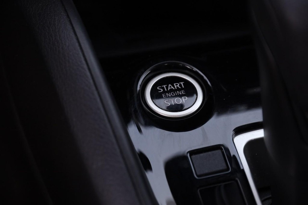 Nissan Versa Vehicle Full-screen Gallery Image 14