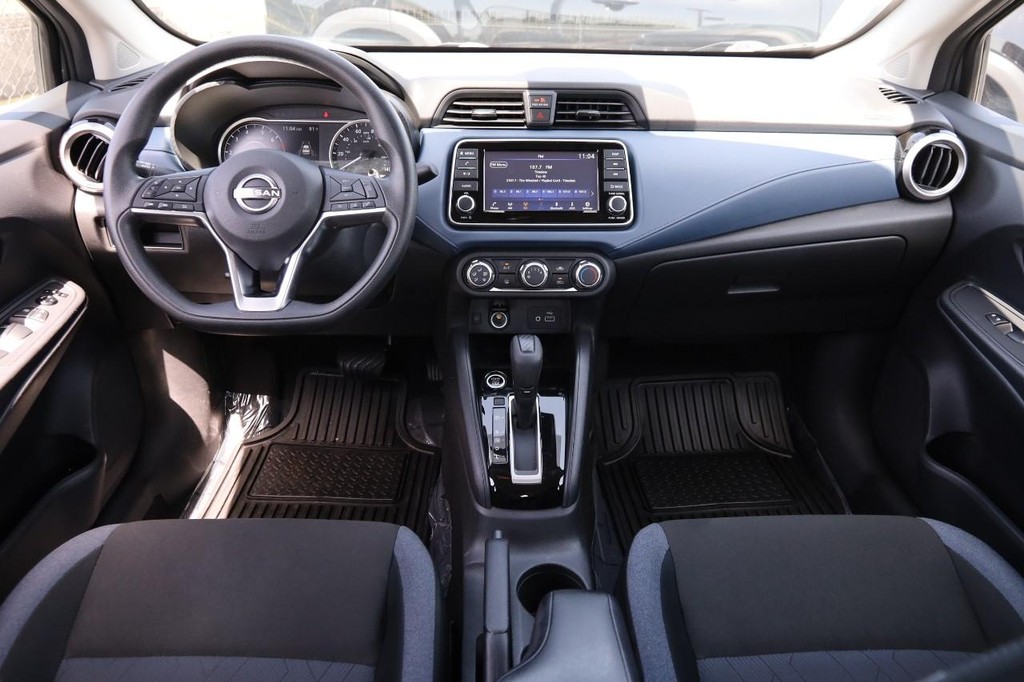 Nissan Versa Vehicle Full-screen Gallery Image 15