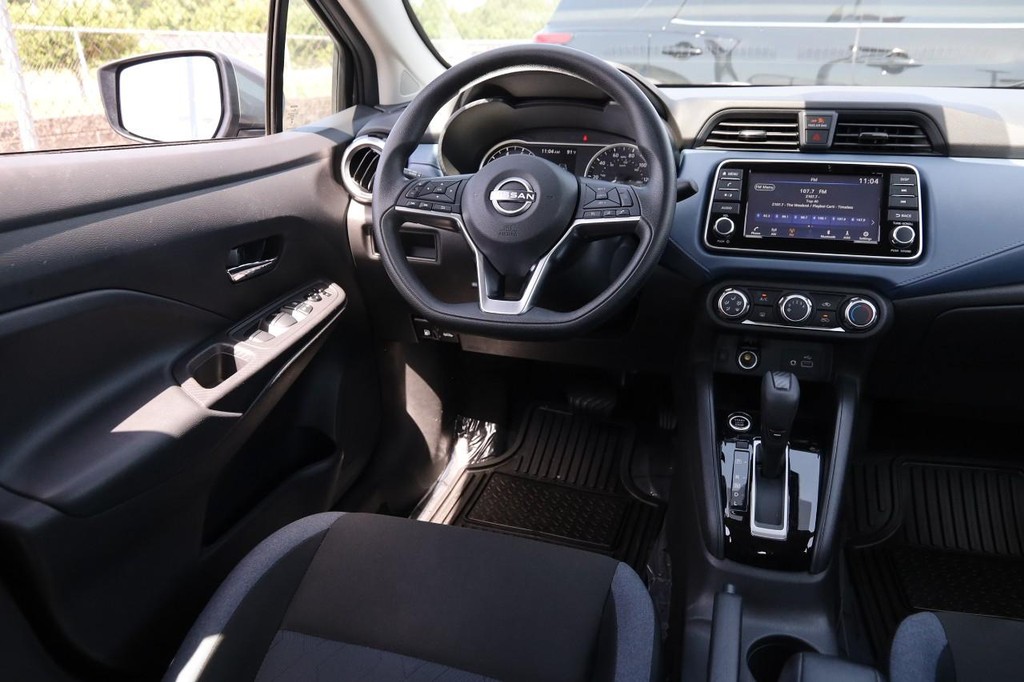 Nissan Versa Vehicle Full-screen Gallery Image 16