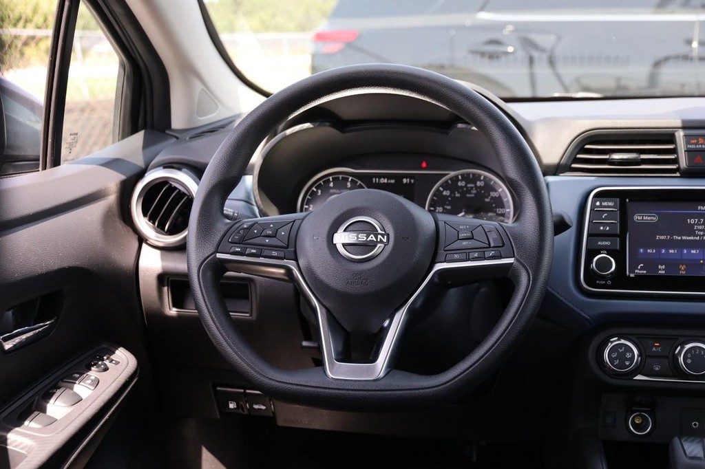 Nissan Versa Vehicle Full-screen Gallery Image 17