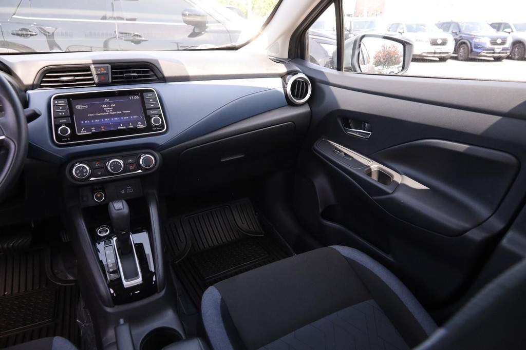Nissan Versa Vehicle Full-screen Gallery Image 19