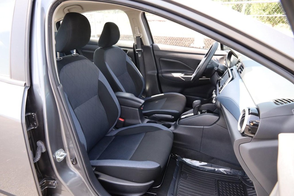 Nissan Versa Vehicle Full-screen Gallery Image 20
