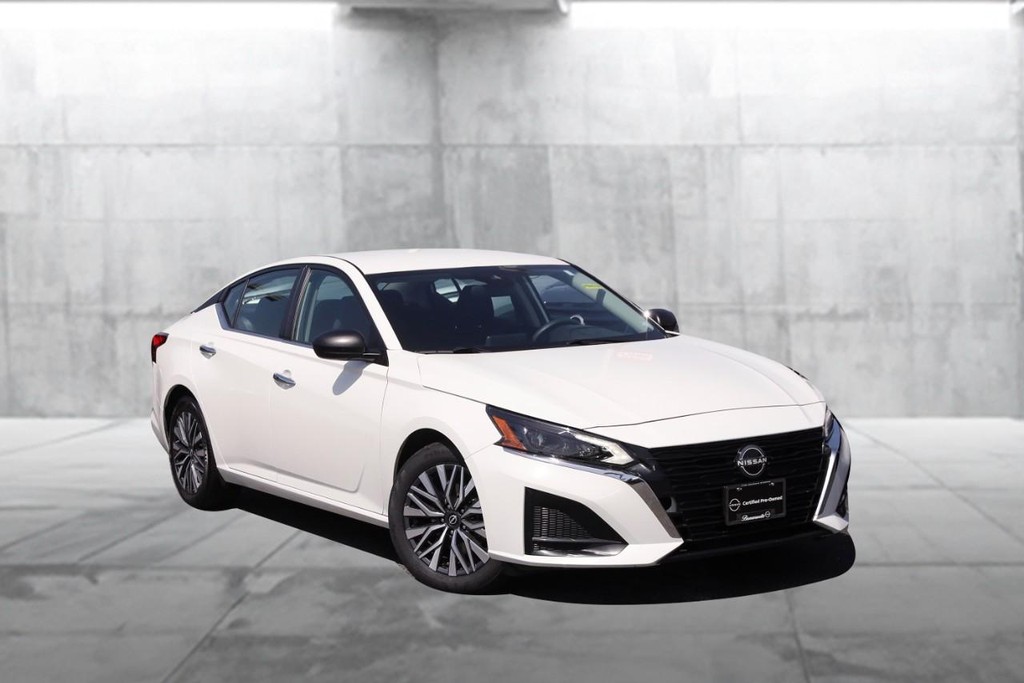 Nissan Altima Vehicle Image 02