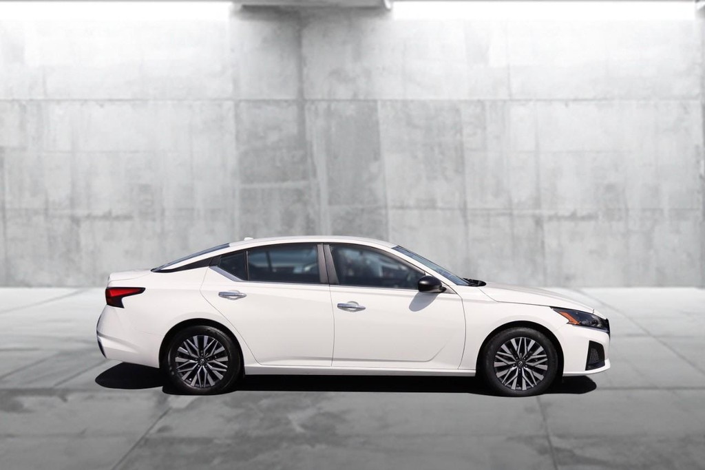 Nissan Altima Vehicle Image 05