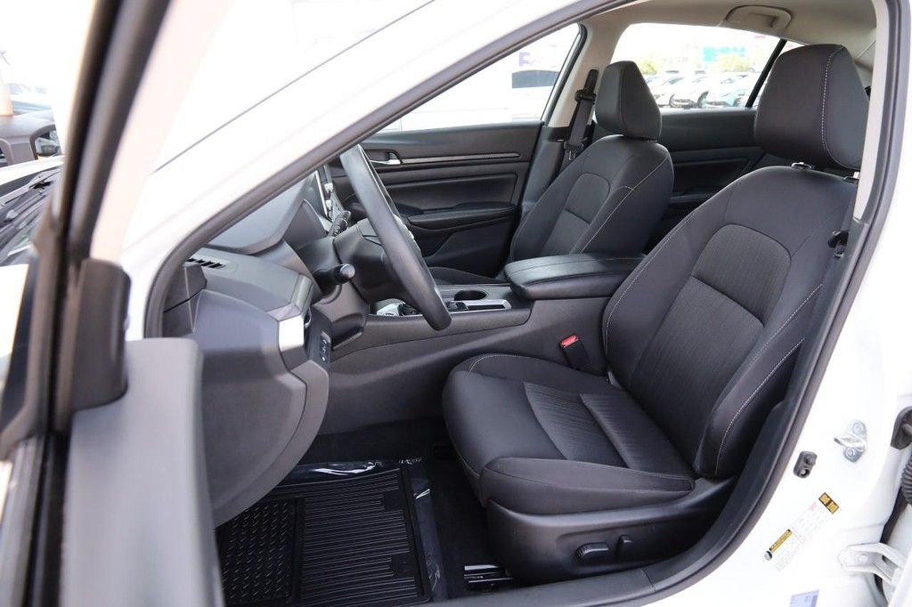 Nissan Altima Vehicle Image 08