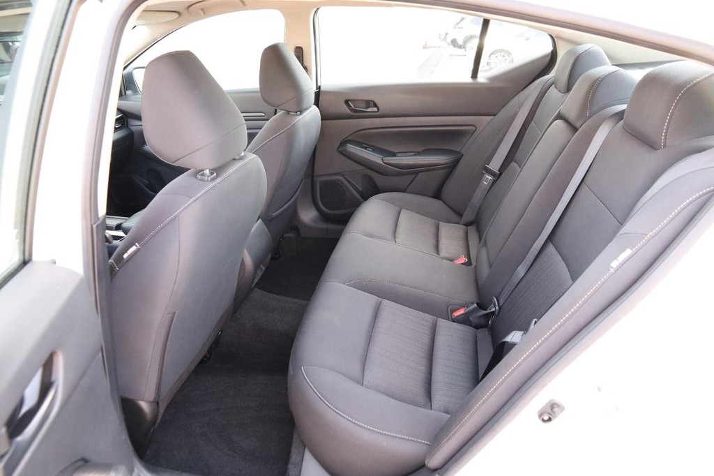 Nissan Altima Vehicle Image 09