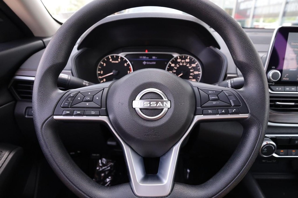 Nissan Altima Vehicle Image 10
