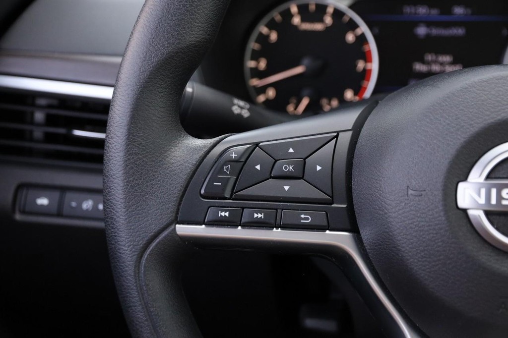 Nissan Altima Vehicle Image 11