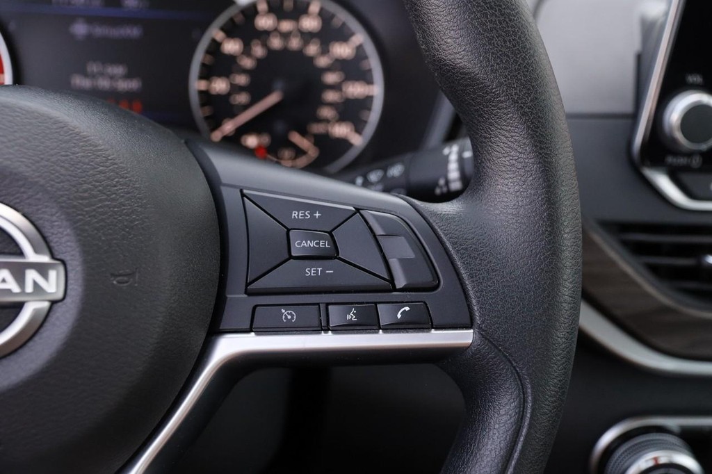 Nissan Altima Vehicle Image 12
