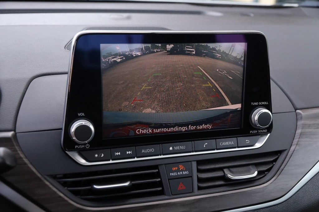 Nissan Altima Vehicle Image 16