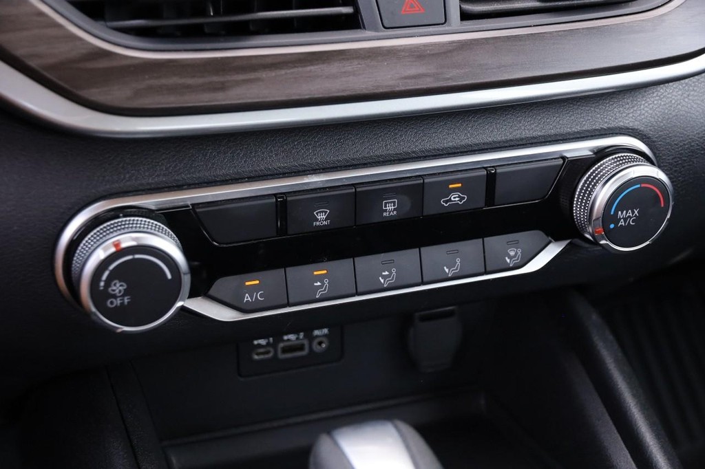 Nissan Altima Vehicle Image 17