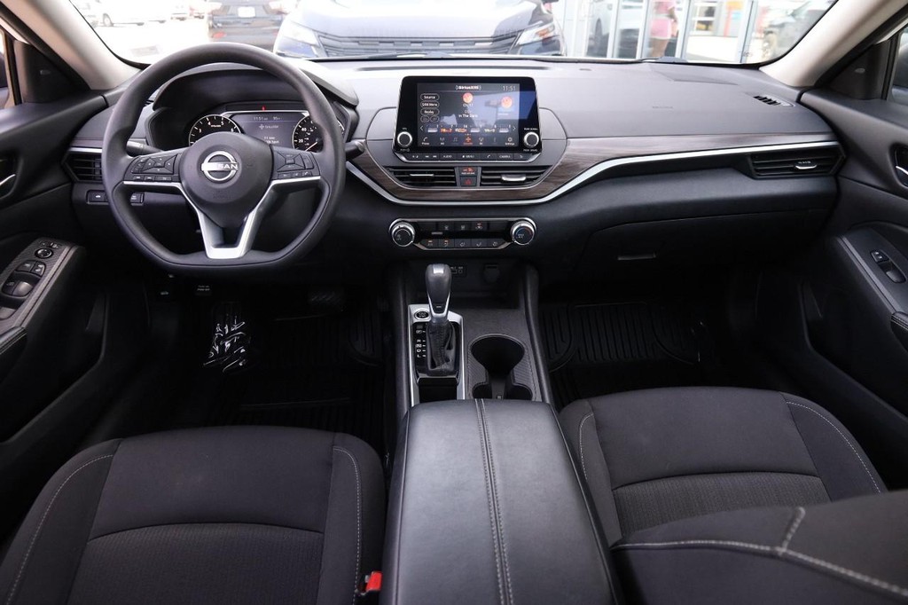 Nissan Altima Vehicle Image 20