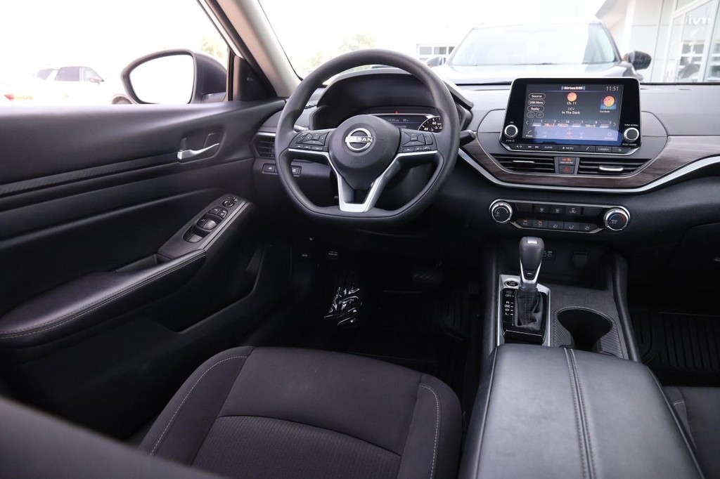 Nissan Altima Vehicle Image 21