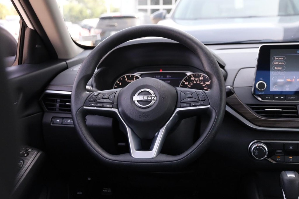 Nissan Altima Vehicle Image 22