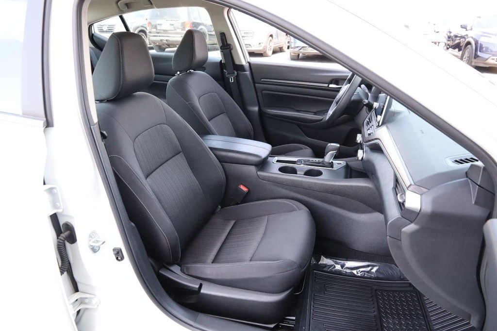 Nissan Altima Vehicle Image 25