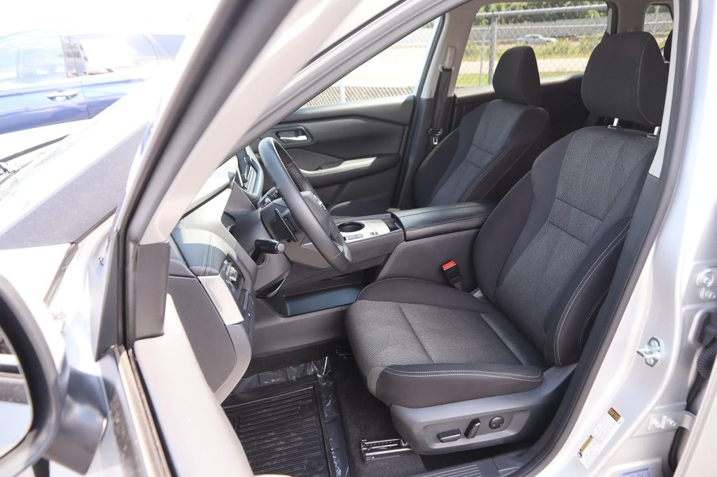 Nissan Rogue Vehicle Image 09