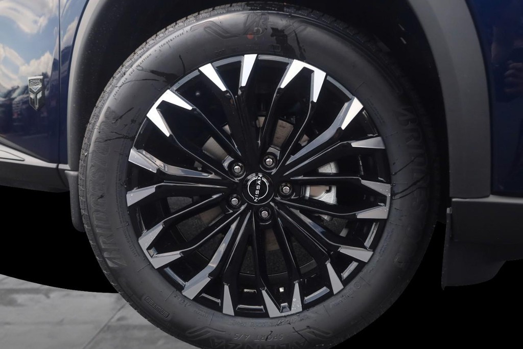 Nissan Rogue Vehicle Image 03