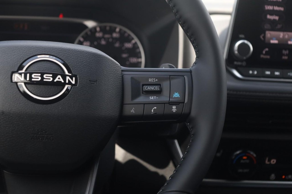 Nissan Rogue Vehicle Image 09