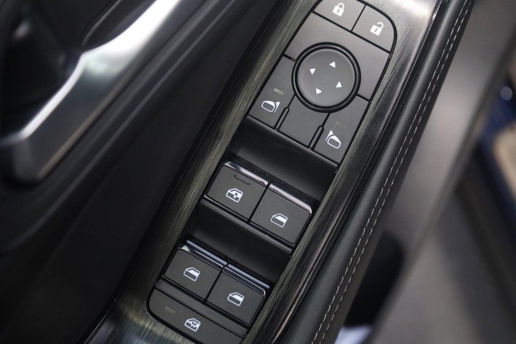 Nissan Rogue Vehicle Image 11
