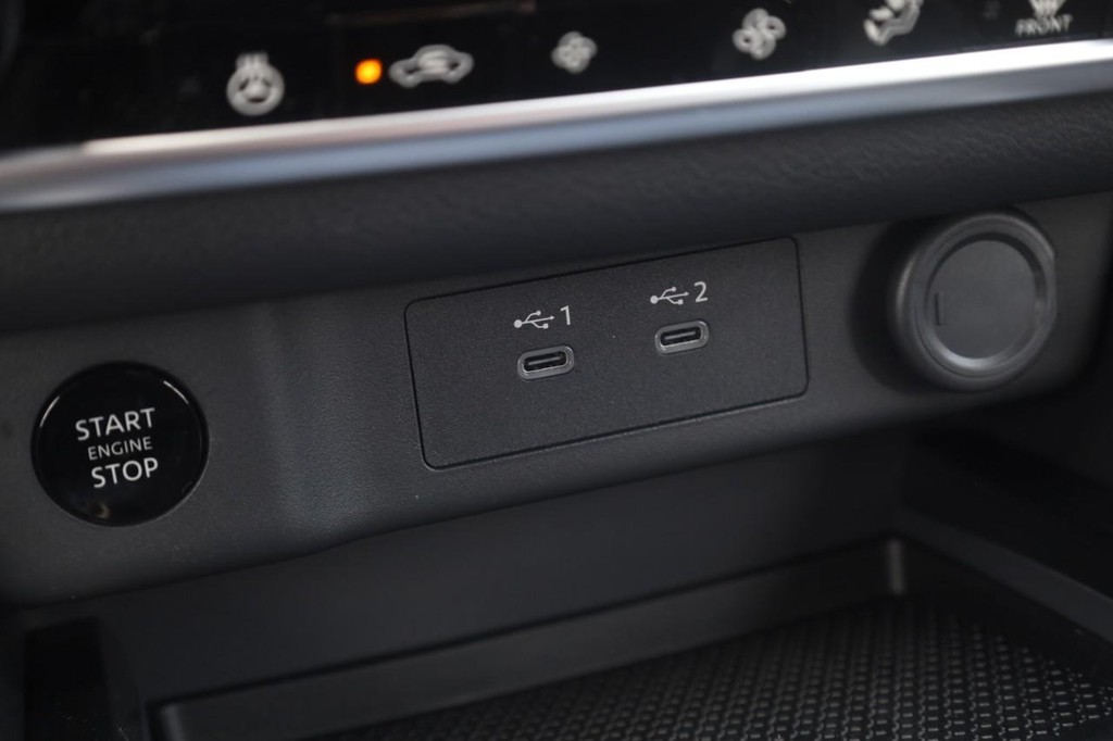 Nissan Rogue Vehicle Image 17