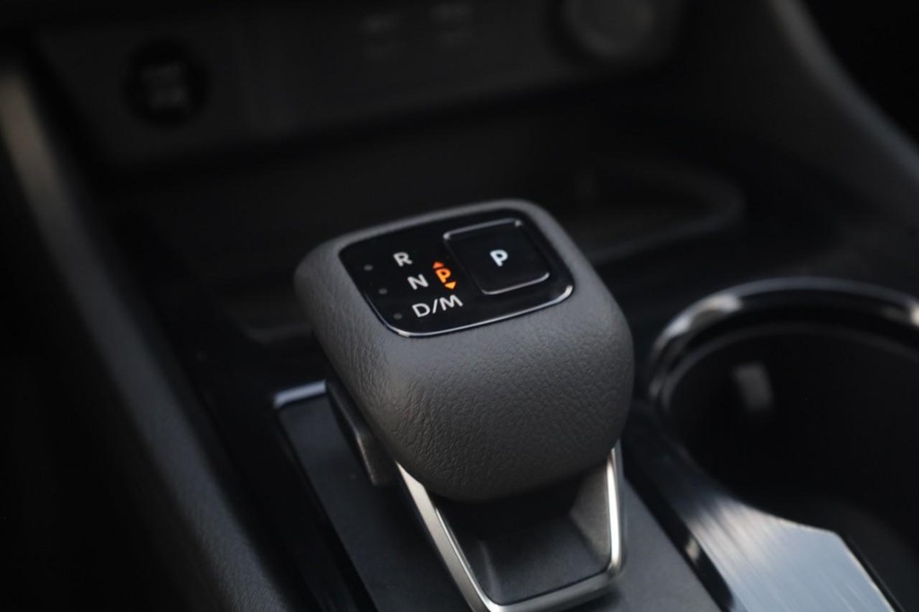 Nissan Rogue Vehicle Image 19
