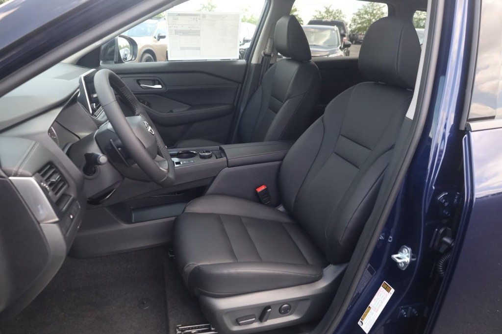 Nissan Rogue Vehicle Image 25