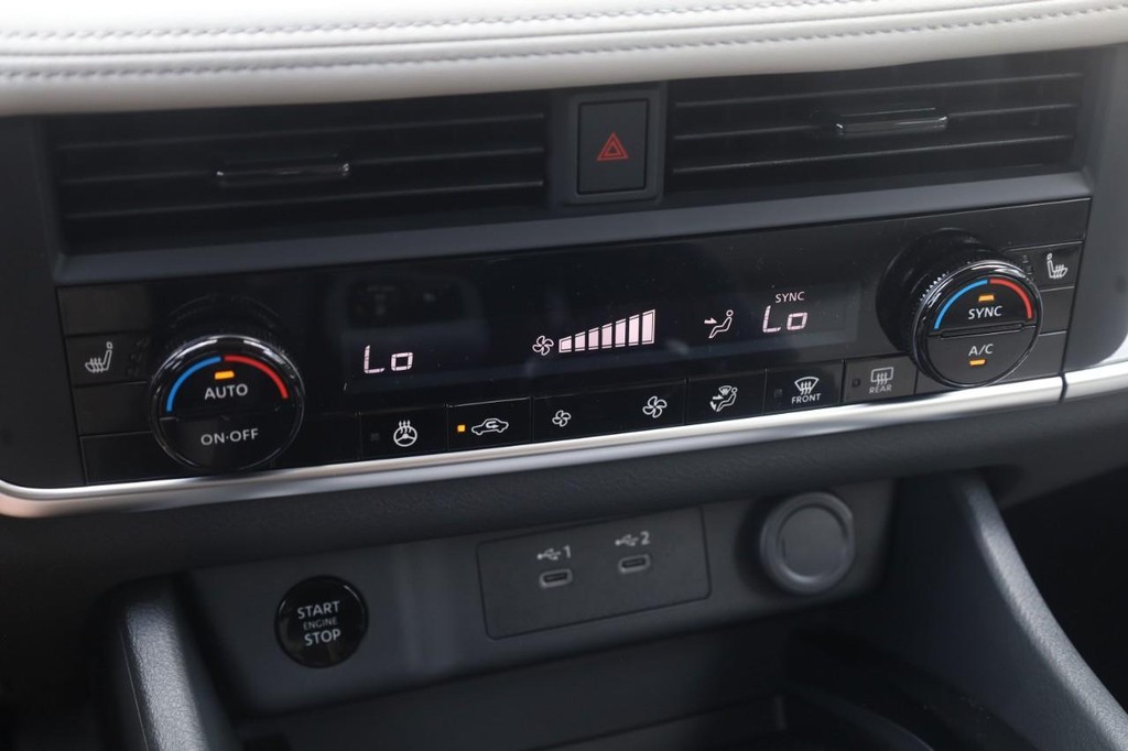Nissan Rogue Vehicle Image 16