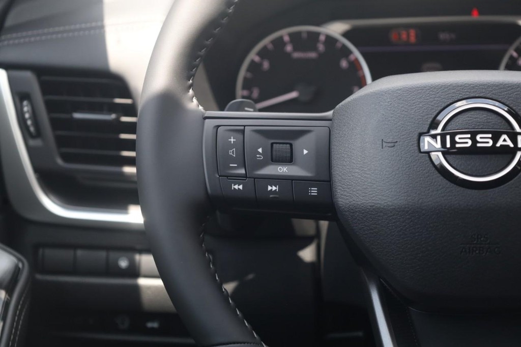 Nissan Rogue Vehicle Image 10