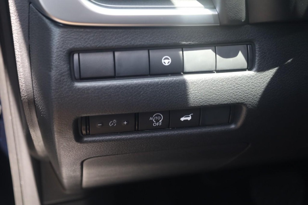Nissan Rogue Vehicle Image 12