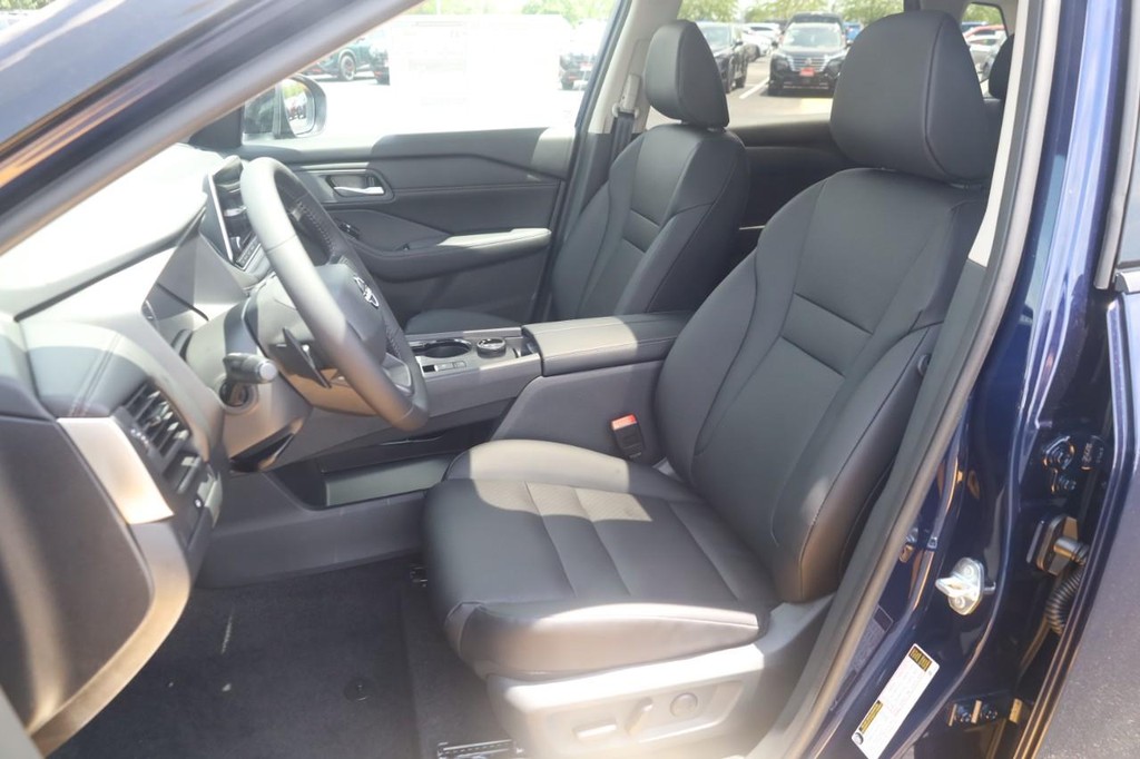 Nissan Rogue Vehicle Image 13