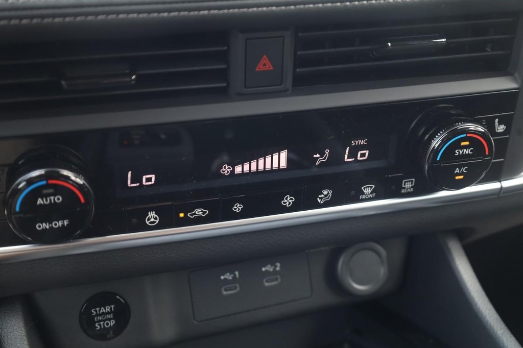 Nissan Rogue Vehicle Image 17