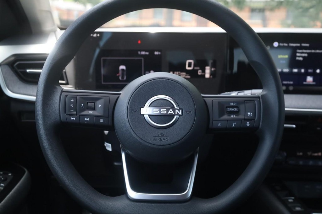 Nissan Kicks Vehicle Image 08