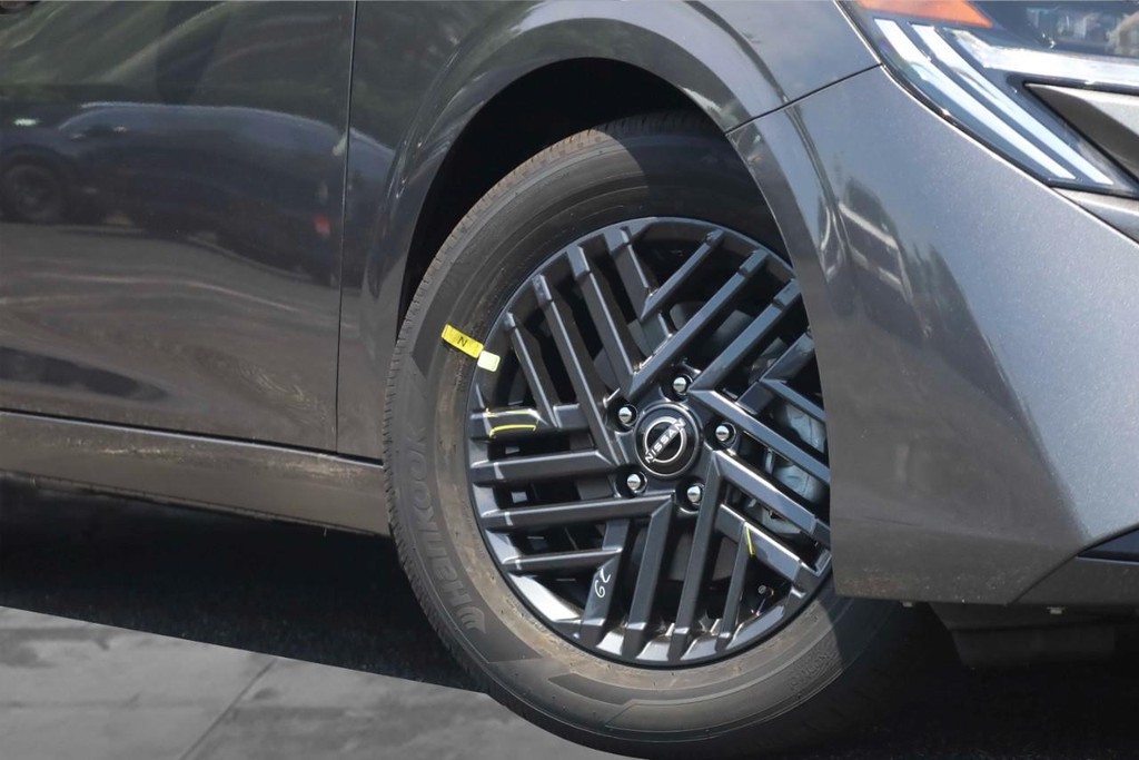 Nissan Sentra Vehicle Full-screen Gallery Image 3