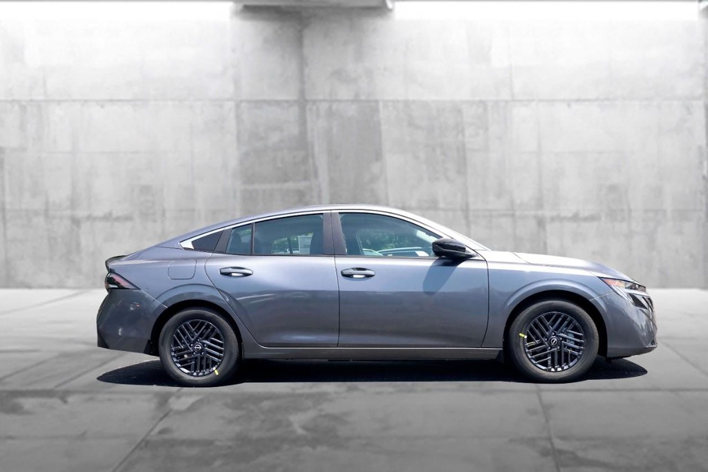 Nissan Sentra Vehicle Full-screen Gallery Image 5
