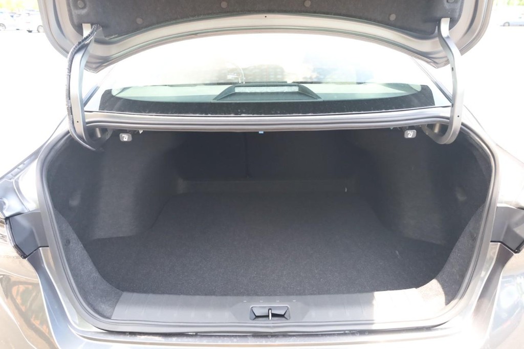 Nissan Sentra Vehicle Full-screen Gallery Image 7