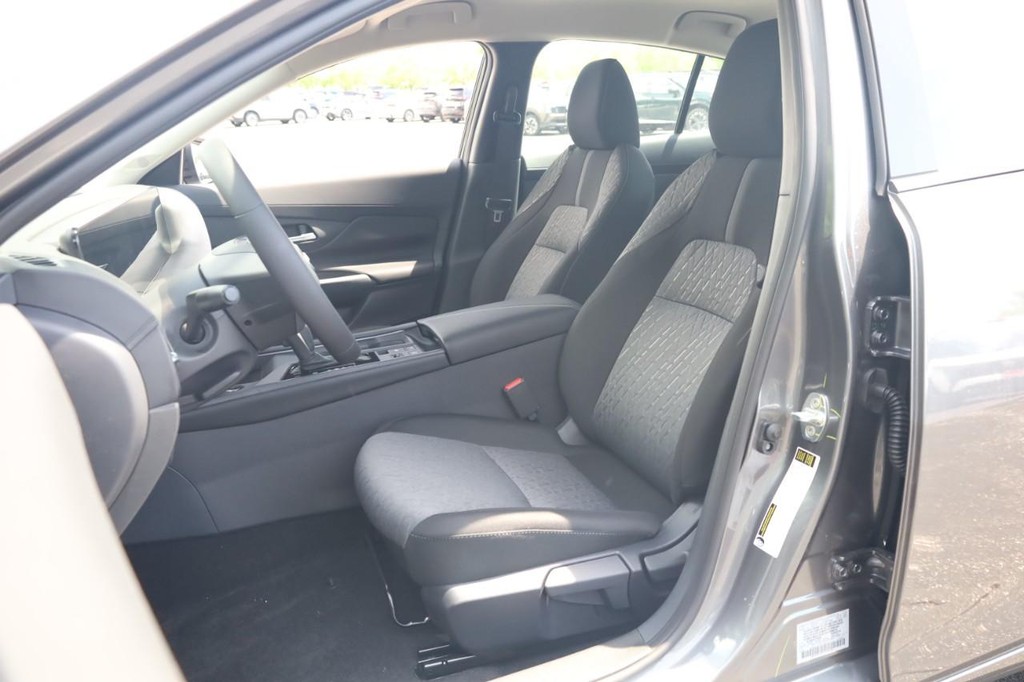 Nissan Sentra Vehicle Full-screen Gallery Image 8