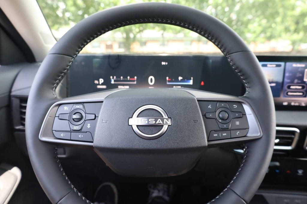 Nissan Sentra Vehicle Full-screen Gallery Image 9