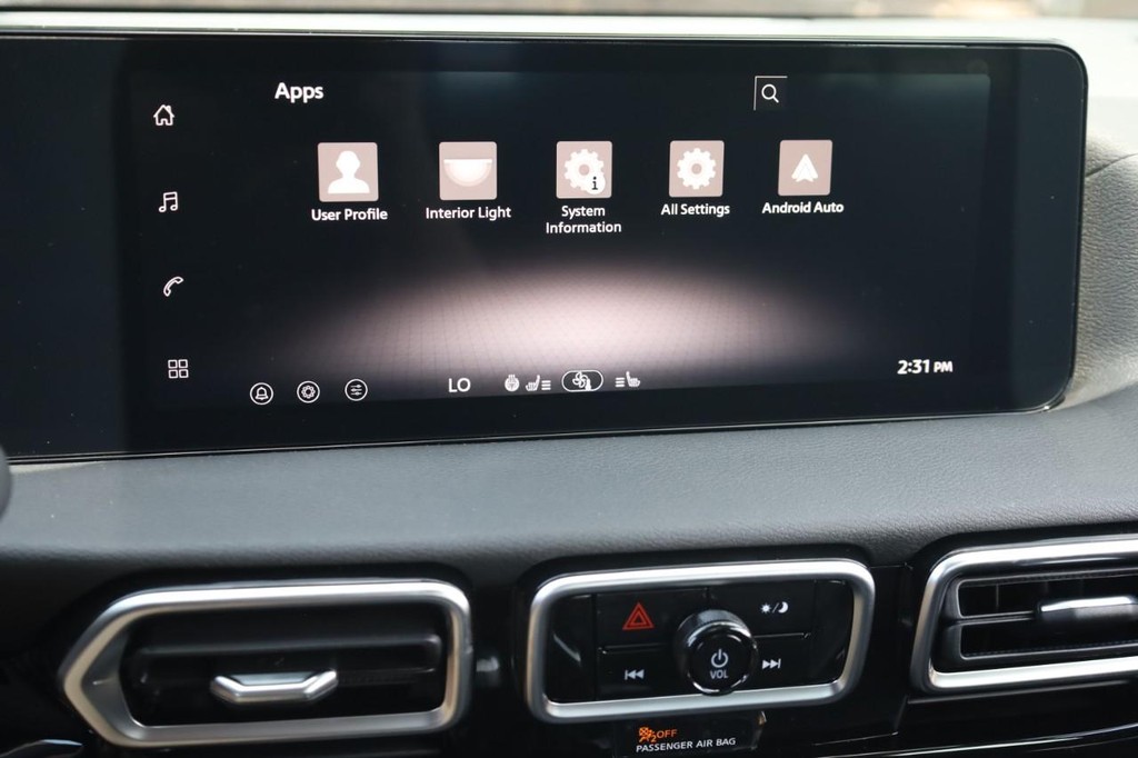 Nissan Sentra Vehicle Full-screen Gallery Image 11