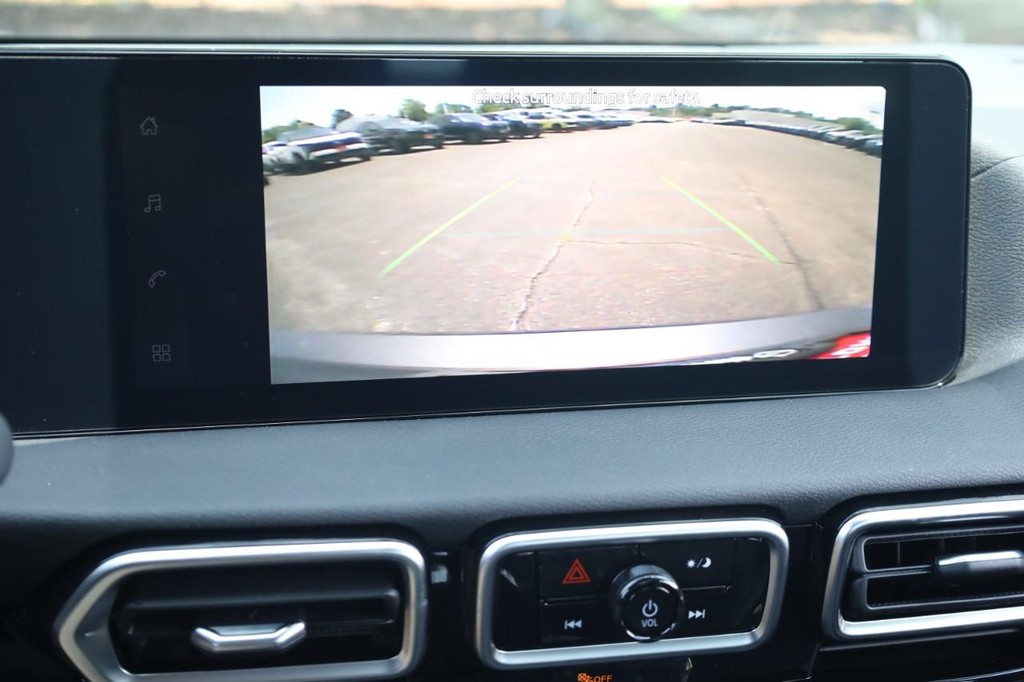 Nissan Sentra Vehicle Full-screen Gallery Image 12