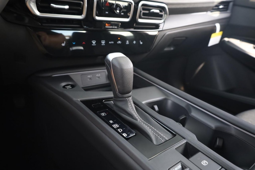 Nissan Sentra Vehicle Full-screen Gallery Image 15