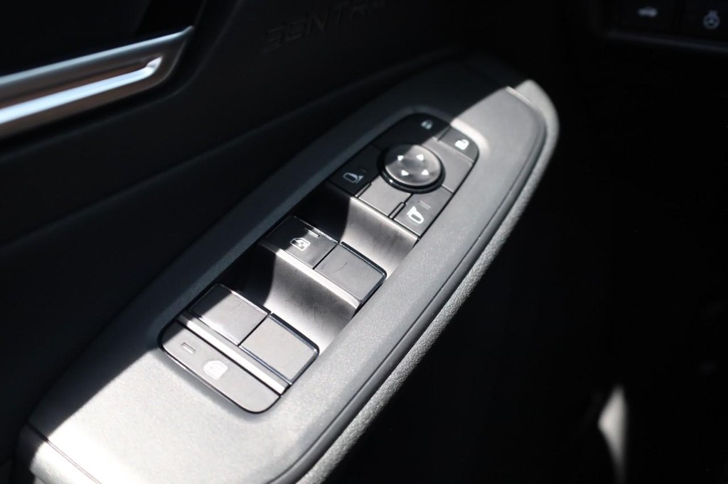 Nissan Sentra Vehicle Full-screen Gallery Image 17