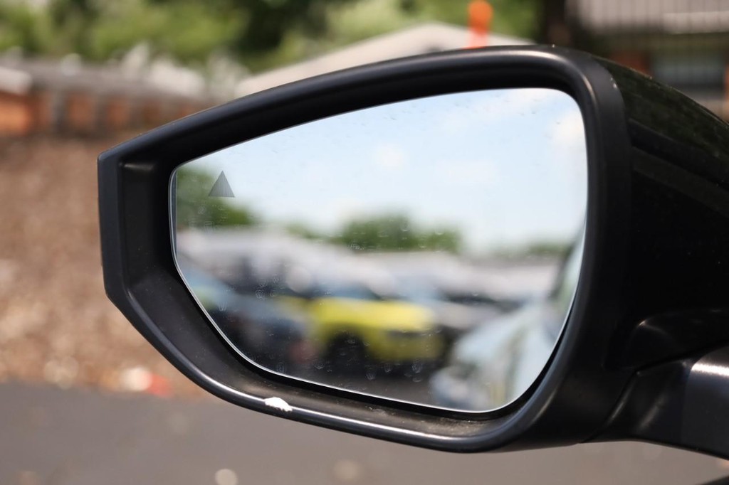 Nissan Sentra Vehicle Full-screen Gallery Image 19