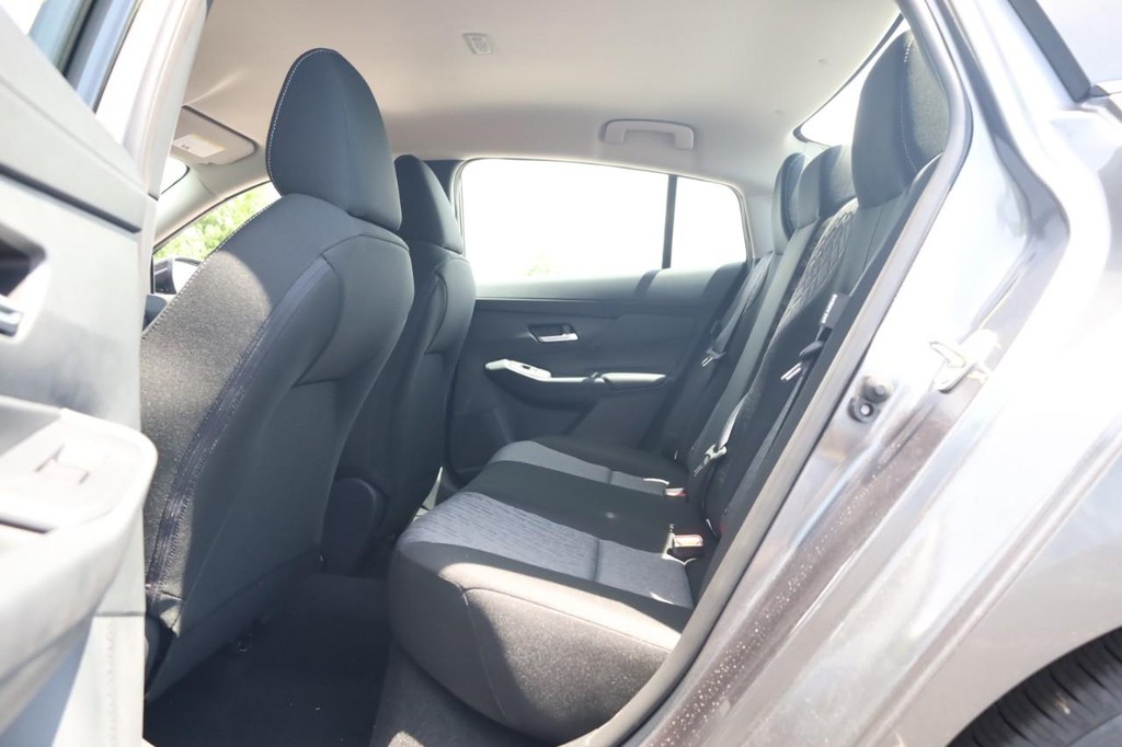 Nissan Sentra Vehicle Full-screen Gallery Image 20