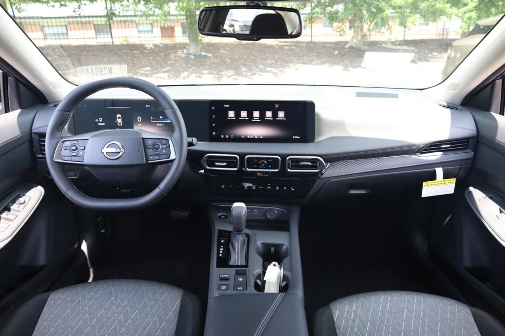 Nissan Sentra Vehicle Full-screen Gallery Image 21