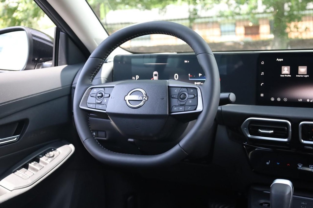 Nissan Sentra Vehicle Full-screen Gallery Image 22
