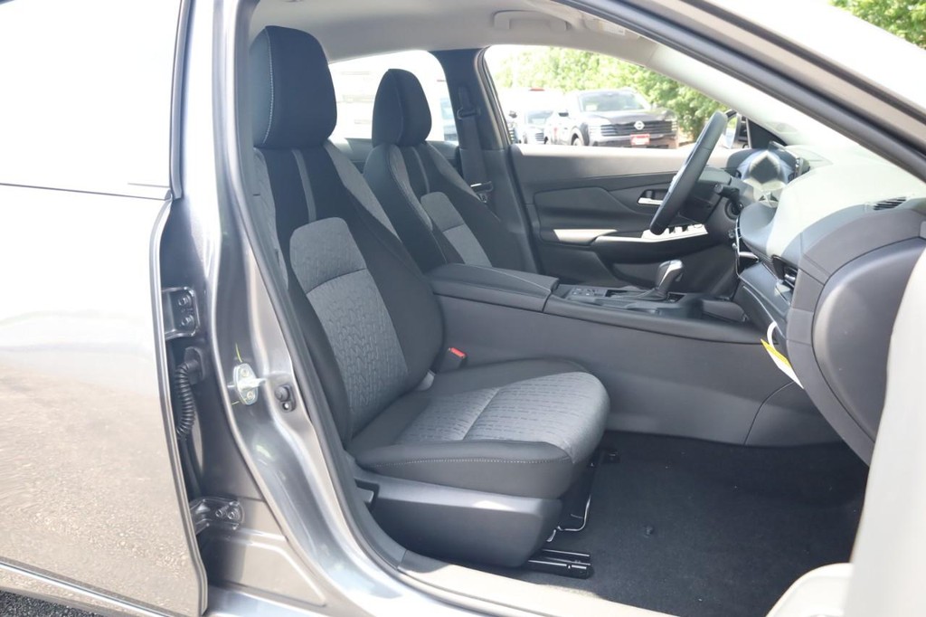 Nissan Sentra Vehicle Full-screen Gallery Image 23