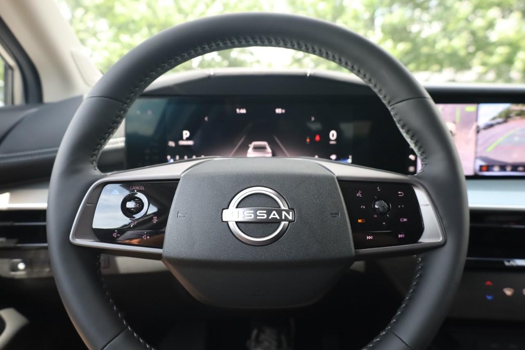 Nissan Murano Vehicle Full-screen Gallery Image 8