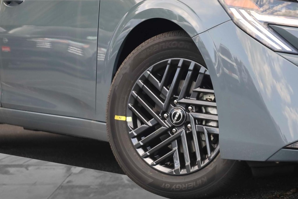 Nissan Sentra Vehicle Full-screen Gallery Image 3