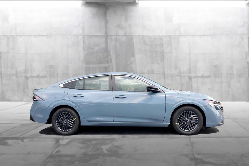 Nissan Sentra Vehicle Full-screen Gallery Image 5
