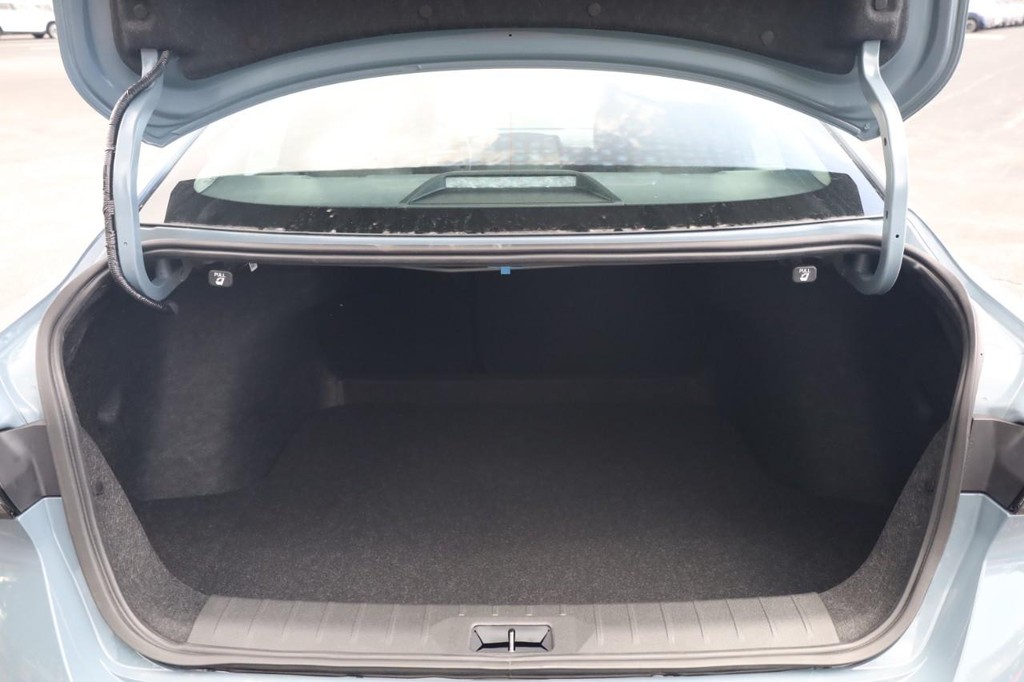 Nissan Sentra Vehicle Full-screen Gallery Image 7